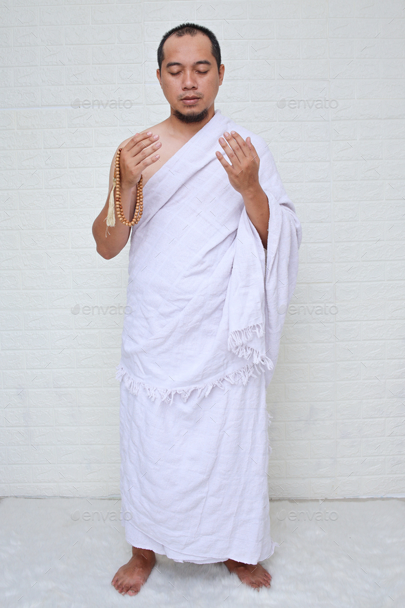 Full length shot of Asian muslim man wearing white ihram clothes ...